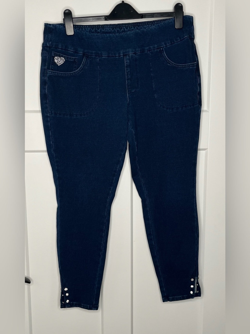 Quacker Factory Dream Jeannes  Capri Jeggings with Rhinestone Heart Detail Large